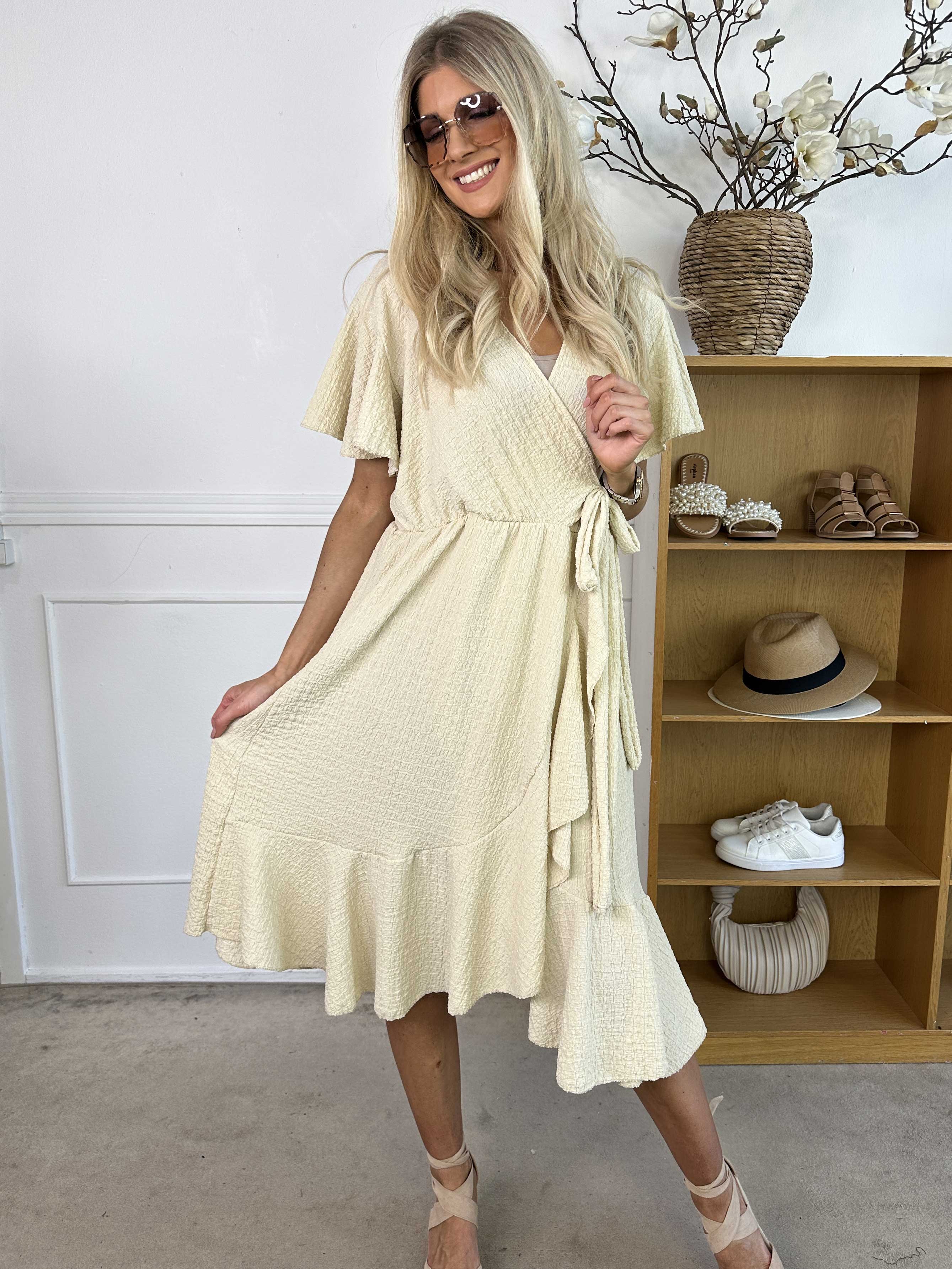 Eliana - Söt omlottklänning med volanger